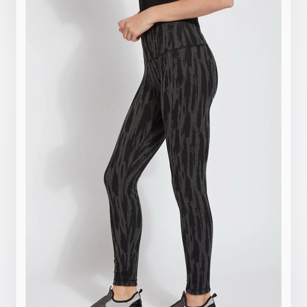 Lyssé Reversible Leggings Size XL Black/Gray Athleisure- Dark‎ Woods